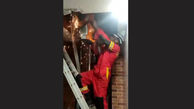 گیرکردن پسر 15 ساله بین دیوار و بالابر مغازه / عملیات 3 ایستگاه آتش نشانی برای نجات 