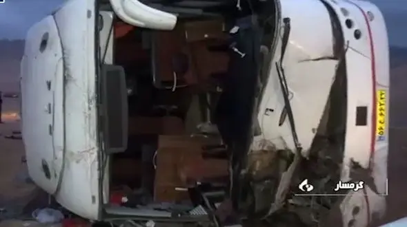 فیلم صحنه واژگونی مرگبار اتوبوس مسافربری در سرخه / 6 صبح رخ داد