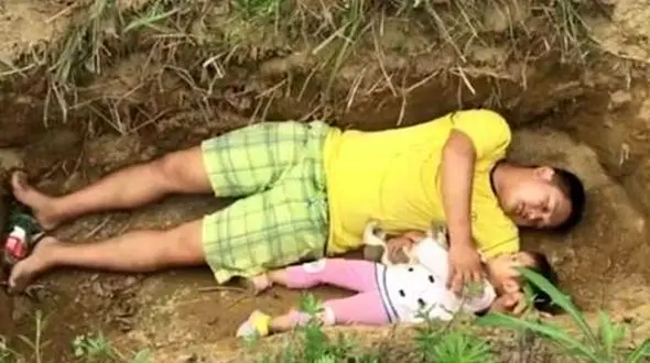 ماجرای گورخوابی یک پدر و دختر + فیلم و عکس