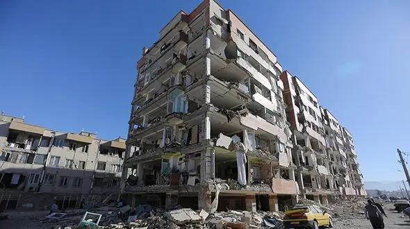 گزارش تصویری از داخل ساختمان مسکن مهر در سرپل ذهاب / ما گرسنه ایم، آب نمی خواهیم!+ فیلم و عکس