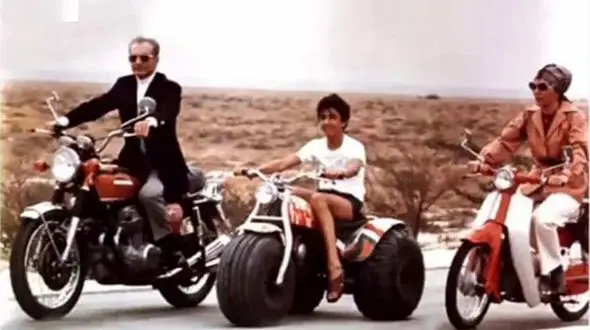 عکس سفر به ایام قدیم /  موتور سواری فرح به تنهایی در مسافرت مجردی کیش / سال 1342