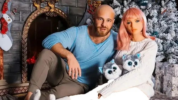 عکس عروسی یک مرد با عروسک جنسی ! / لباس عروس گران قیمت را ببینید + عکس های عجیب و غریب