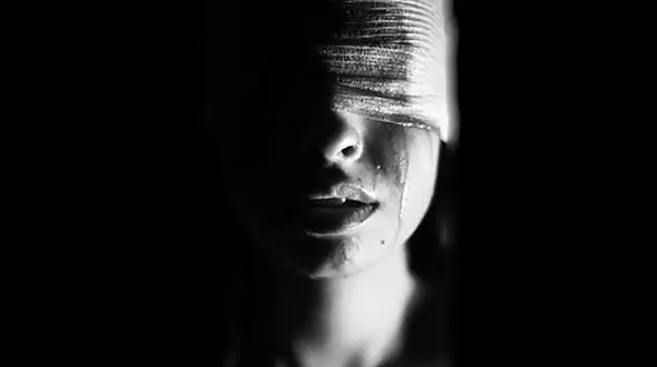 آزار شیطانی دختر 15 ساله به بهانه کادوی تولد / دفاعیات عجیب / منچستر