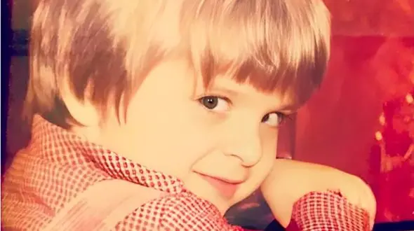 حدس بزنید این عکس کودکی کدام بازیگر دهه 60 است ؟! / در پول غلت می زند !