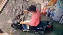 فیلم لحظه سرقت 3 ثانیه گردنبند زن میانسال در خیابان مولوی تهران + گفتگو