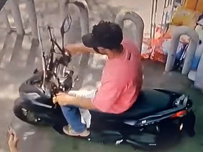 فیلم لحظه سرقت 3 ثانیه گردنبند زن میانسال در خیابان مولوی تهران + گفتگو