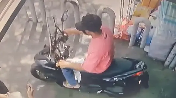 فیلم لحظه سرقت 3 ثانیه گردنبند زن میانسال در خیابان مولوی تهران + گفتگو