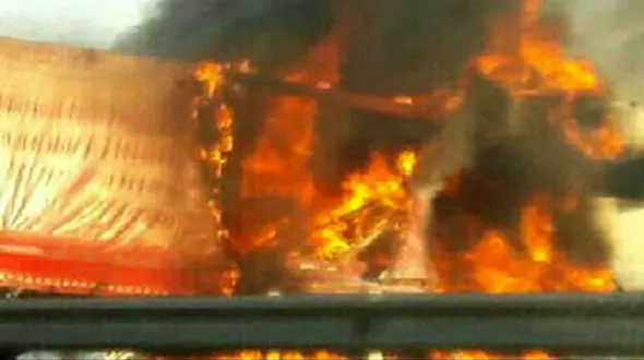 آتش‌سوزی تانکر حمل سوخت در ابتدای جاده اراک - قم / یک تن کشته و 6 تن مصدوم شدند + تصاویر