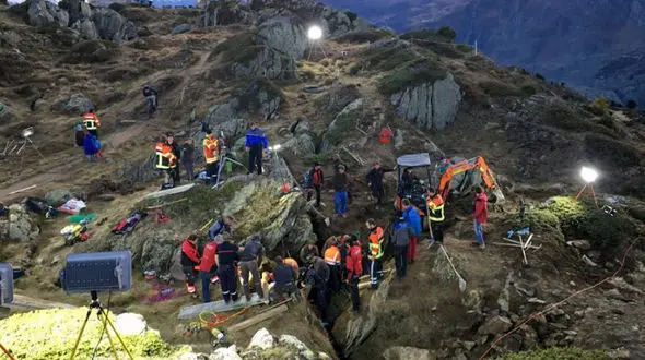 نجات دختر 2 ساله پس از 12 ساعت در کوهستان + تصویر