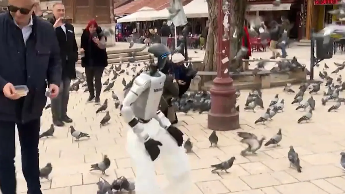 فیلم ربات انسان نما در خیابان های تاریخی بوسنی