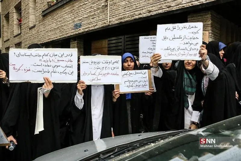 تجمع معترضان در مقابل سفارت مجارستان در تهران 