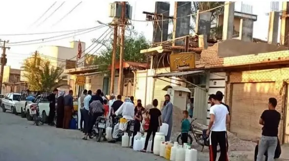 بی آبی در شادگان به دلیل کاهش آورد کارون / مردم برای خرید آب صف کشیدند + عکس 