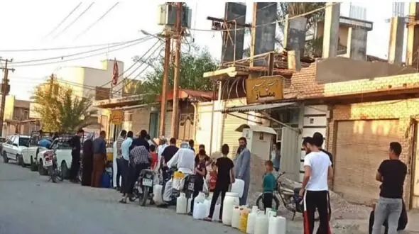 بی آبی در شادگان به دلیل کاهش آورد کارون / مردم برای خرید آب صف کشیدند + عکس 