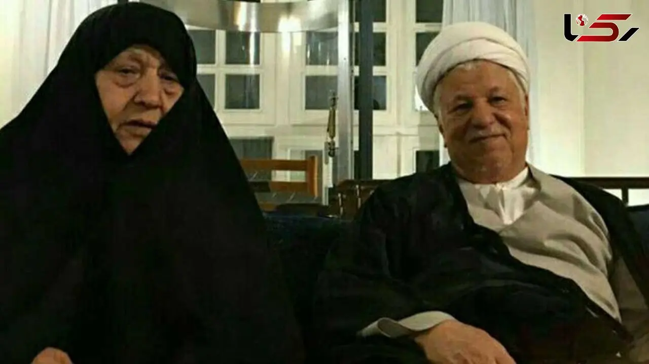 عکس / مراسم ساده عزاداری برای فوت آیت الله اکبر هاشمی رفسنجانی در خانه بزرگش / سالنی بزرگ با فرش های قرمز ایرانی و حضار خاص
