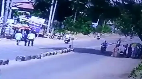 سگ بازیگوش مرد موتورسوار را به کشتن داد + فیلم