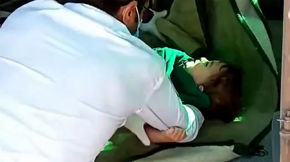 کودک 2 ساله نیشابوری با آبجوش سوخت / هلیکوپتر اورژانس به پرواز در آمد