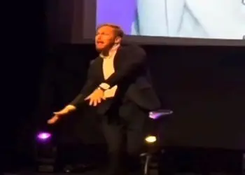 آواز شاد؛ استاد دانشگاه سوئدی تو کلاس آهنگ فارسی گذاشت پایکوبی کرد دانشجوها جیغ میزنن