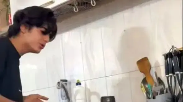 آواز شاد؛ دهه نودیه آهنگ هزار و یک شبو خوند از خواننده دو لول بهتر میکروفونش سلاح سرد