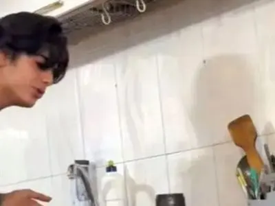 آواز شاد؛ دهه نودیه آهنگ هزار و یک شبو خوند از خواننده دو لول بهتر میکروفونش سلاح سرد