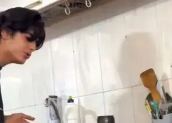 آواز شاد؛ دهه نودیه آهنگ هزار و یک شبو خوند از خواننده دو لول بهتر میکروفونش سلاح سرد