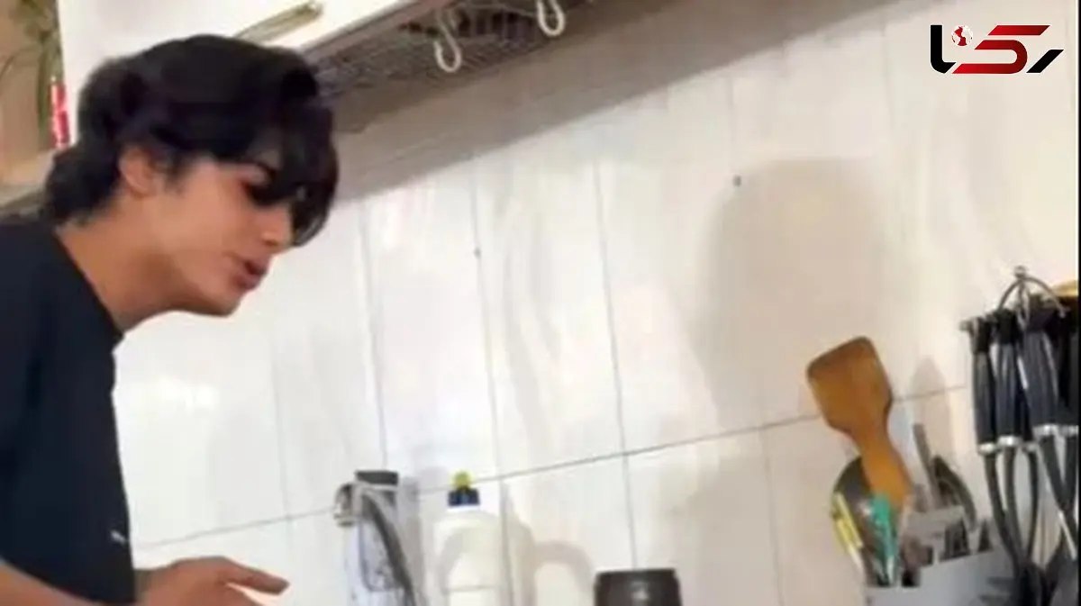 آواز شاد؛ دهه نودیه آهنگ هزار و یک شبو خوند از خواننده دو لول بهتر میکروفونش سلاح سرد