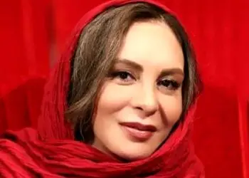 فیلم بازی کردن افسانه بایگان با دلفین ها در استخر + بیوگرافی