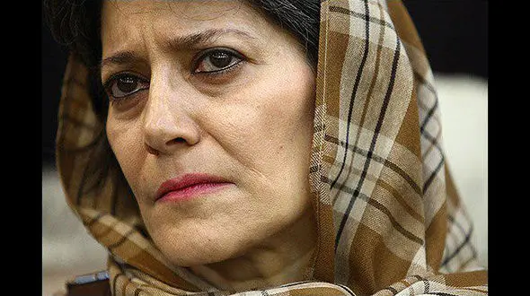 بازیگر نمایش صبح یک روز لعنتی عزادار در صحنه حاضر شد