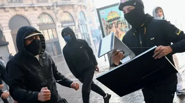 آیفون‌های دزدی در فرانسه از کار افتادند/ ترفند اپل برای غافلگیری سارقان موبایل در اروپا