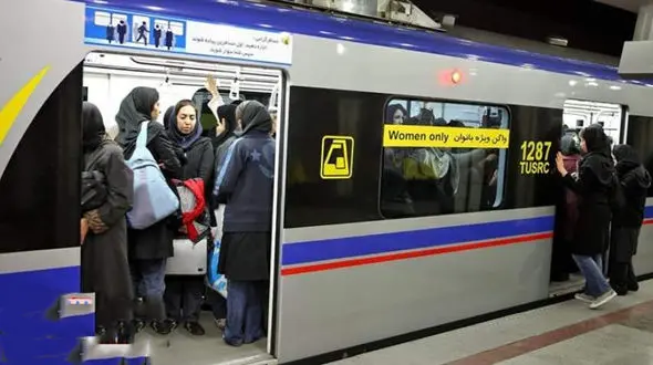 غوغای فیلم حجاب در متروی تهران ! / زنان دست زنان چه شعاری سر دادند !