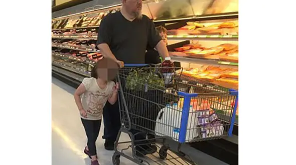 کودک آزاری در ملأ عام +عکس