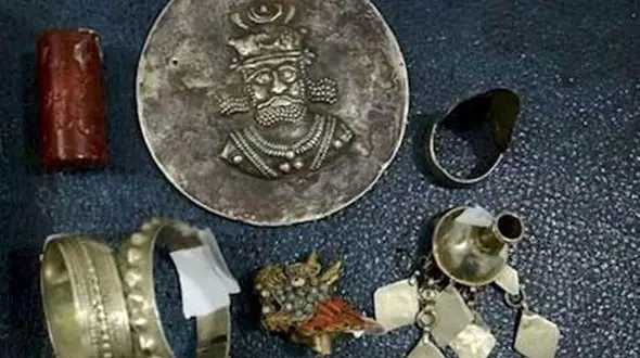 کشف 7 گنج تاریخی در خانه مرد زنجانی