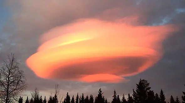 حضور موجود ناشناخته بر فراز پیست اسکی +عکس