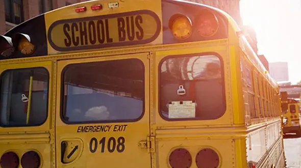 دختر بچه 9 ساله زیر چرخ‌های اتوبوس مدرسه جان داد + عکس 