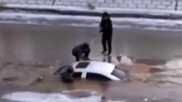 تلاش مردم محلی برای جلوگیری از یک فاجعه+ عکس
