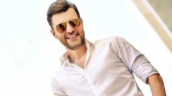 فیلم / پوشش جلف 2 بازیگر ایرانی در مراسم ختم ! / باربد بابایی فقط خندید !