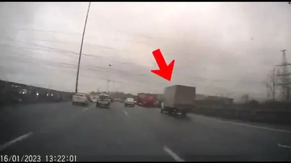 لحظه تصادف هولناک کامیون در اتوبان شلوغ / راننده از ترس پیاده فرار کرد + فیلم