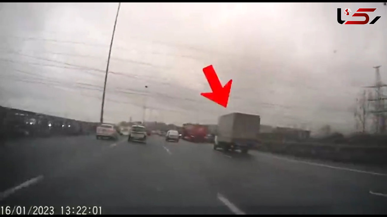 لحظه تصادف هولناک کامیون در اتوبان شلوغ / راننده از ترس پیاده فرار کرد + فیلم