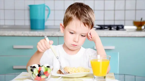 با کودک بد غذای خود چه کنیم ؟ / ترفند های پزشکی