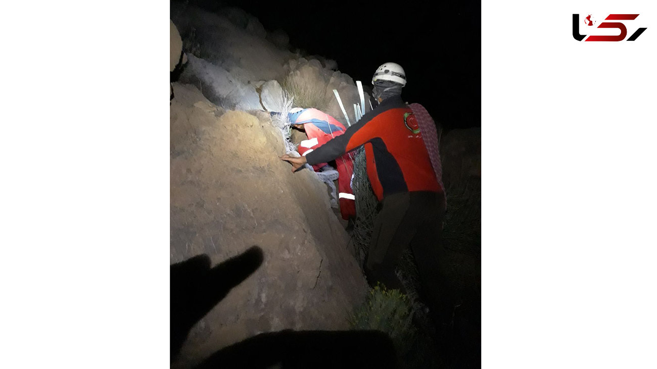 4 ساعت عملیات نفسگیر برای نجات 2 گرفتار در دره گاهان تفت