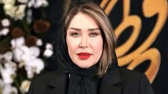 استایل اروپایی سارا منجزی پور همسر محمد علیزاده و مادر فرزندش / کلاه لبه دار، بادبزن عروس مثل ملکه های انگلیس / چه مامان با جذبه ای!