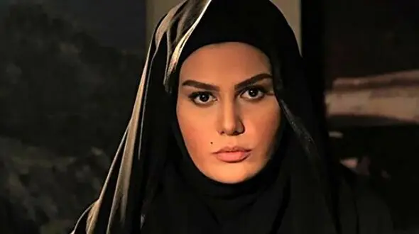 جدید ترین عکس از چهره متفاوت رز رضوی با موهای بلوند و روسری توری / خانم بازیگر جذاب ظاهر شد !
