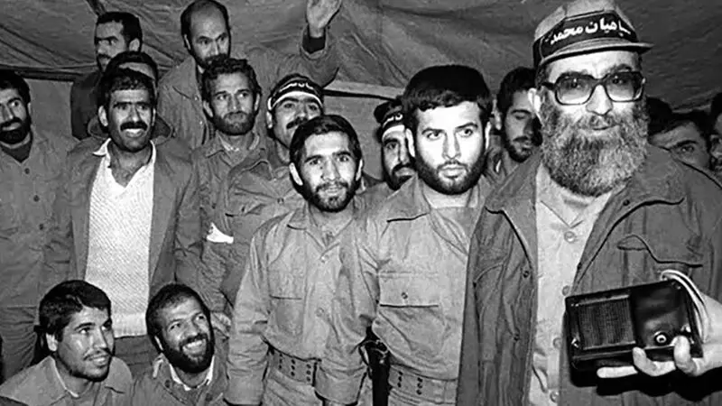 رهبر شهید انقلاب همراه با رزمندگان اسلام