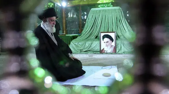 علت سیدحسن خمینی در حرم امام(ره) کنار رهبر انقلاب نبود؟ 