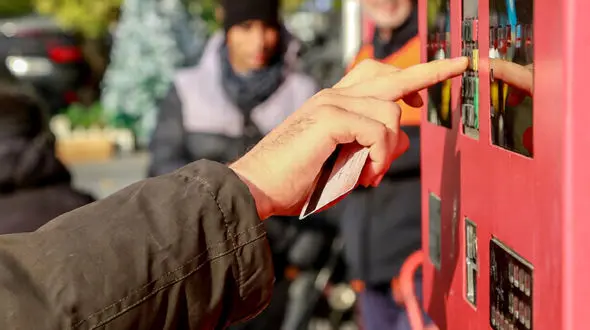 روایت کف خیابان از گرانی بنزین /  بنزین گران شد، سفره مردم کوچک تر! + فیلم