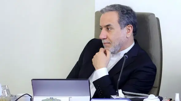 انتقاد روزنامه اصولگرا از حمله تندروها و ائمه جمعه به عراقچی