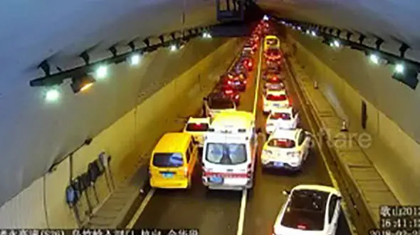 رفتار جالب راننده های چینی با شنیدن صدای آژیر آمبولانس + فیلم