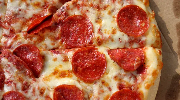 پیتزای پپرونی خانگی بپزید