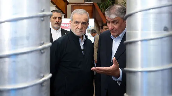 بازدید رئیس‌جمهور از نمایشگاه دستاوردهای صنعت هسته‌ای +فیلم و تصاویر