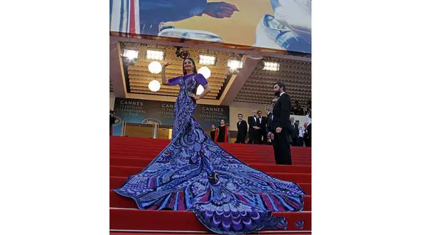  3000 ساعت کار روی لباس پروانه ای "آیشواریا رای"/ظاهر جذاب ستاره بالیوودی 44 ساله