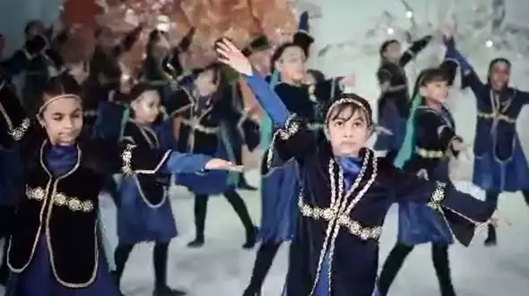 آواز باشکوه و رقص اصیل آذری چندتا فسقل بچه /  انقد مرتب و قشنگ میرقصند انگار نه انگار بچه ان!